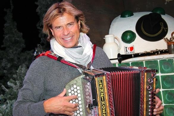 Hansi Hinterseer empfängt Fans der gepflegten Musik auf seiner Weihnachtstournee mit Ziehharmonika. Hansi Hinterseer