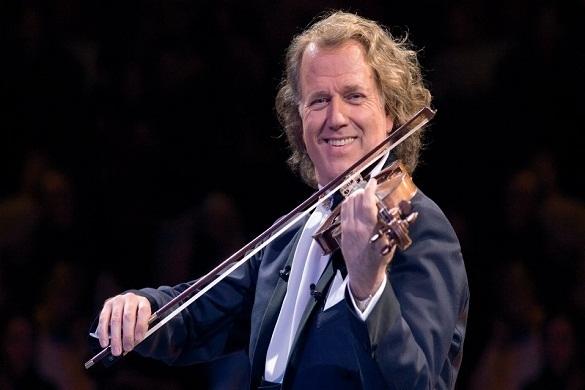 100.000 Lichter hat das Publikum in den Augen, wenn André Rieu auf der Geige spielt. Die richtige Musik für die richtige Jahreszeit! André Rieu 100000 Lichter
