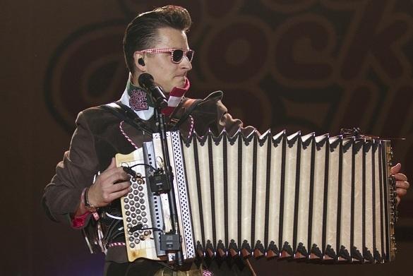 Andreas Gabalier weiß mit der Ziehharmonika umzugehen. Auch seine unverkennbaren Accessoires passen perfekt! Andreas Gabalier