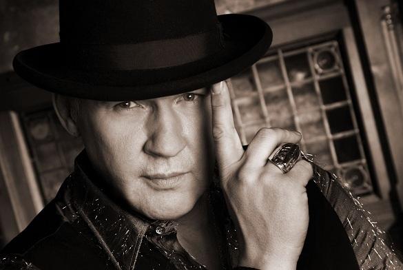 Johnny Logan stimmt sein Outfit perfekt mit der Herausgabe seines neuen Albums ab. Das kommt gut an! Johnny Logan