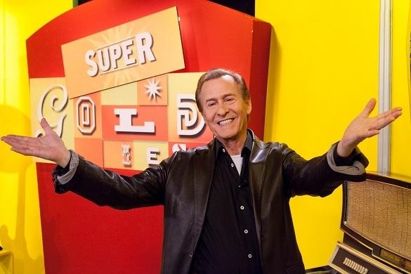 Michael Holm strahlt und heißt das Publikum herzlich Willkommen in der beliebten TV-Show! Michael Holm GoldStar TV