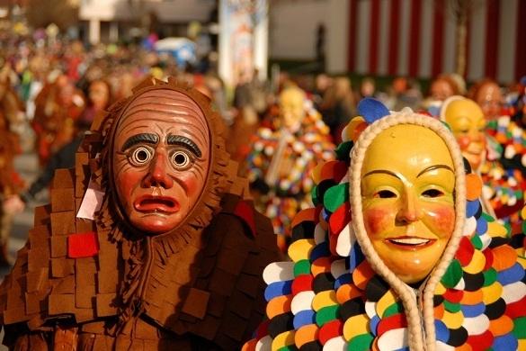 In München sind beispielsweise die Marktweiber auf dem Viktualienmarkt unterwegs und fordern die Männer zum Tanz auf. Fastnachtstreiben