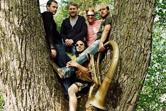 LaBrassBanda cool und lässig wie immer machen sie sich startklar für den großen Vorentscheid! LaBrassBanda