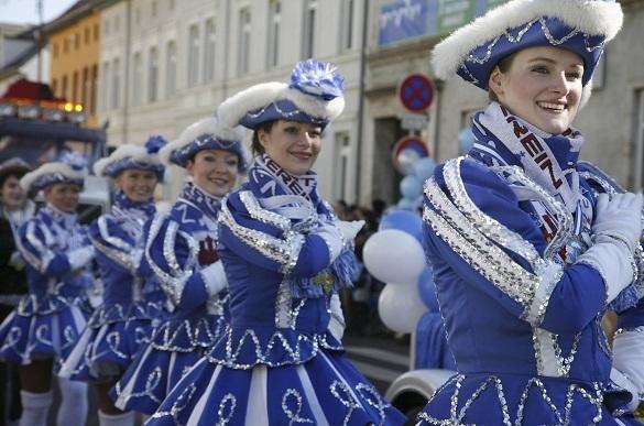 Köthen: Beim Rosenmontagsumzug wird den kalten Temperaturen getrozt! Mit viel Spaß und jeder Menge Musik ziehen die Jäcken durch die Stadt! Köthen