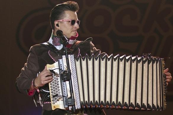 Andreas Gabalier weiß mit der Ziehharmonika umzugehen. Auch seine unverkennbaren Accessoires passen perfekt! Andreas Gabalier