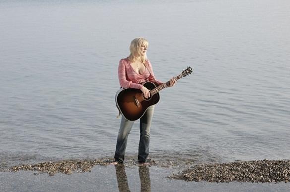 Claudia Koreck: Die Gitarre fest in der Hand, der Blick fast schon verträumt... Die beliebte Sängerin hat viele Talente! Claudia Koreck