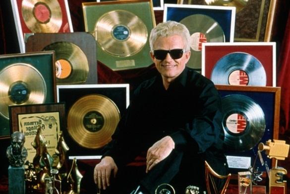 Heino kann sich mit seinen vielen Auszeichnungen sehen lassen! Der Schlagerstar beweist, dass er nicht nur lang sondern auch erfolgreich im Geschäft ist... Heino