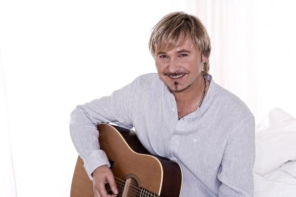 Nik P. hat die Gitarre fest im Griff! Er weiß eben wie man es zu etwas bringt. Nik P.