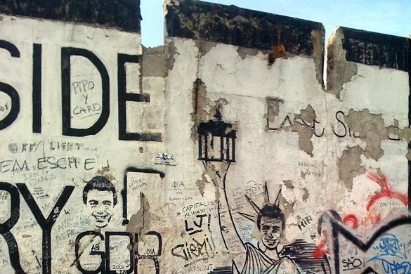 David Hasselhoff setzt sich für den Erhalt der Berliner Mauer ein - dieses Stück soll nun auch weichen! David Hasselhoff Mauer