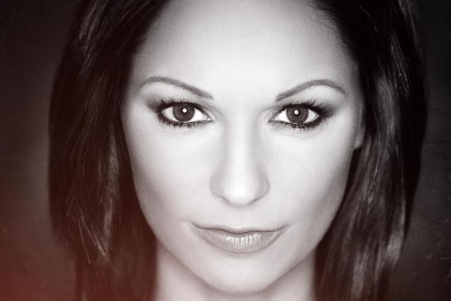 Christina Stürmer stürmt mit Millionen Lichter die Charts. Christina Stürmer
