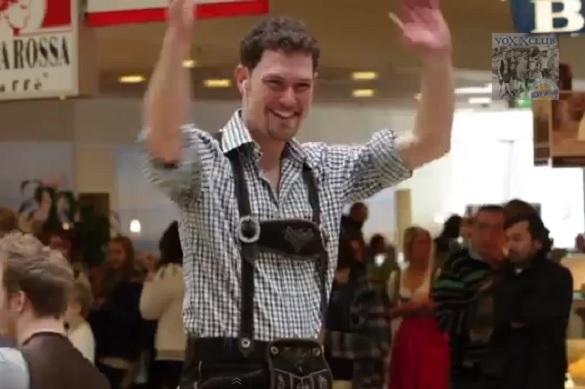 Die Newcomer voXXclub stürmten die Münchner Riemarcaden! voXXclub Flashmob