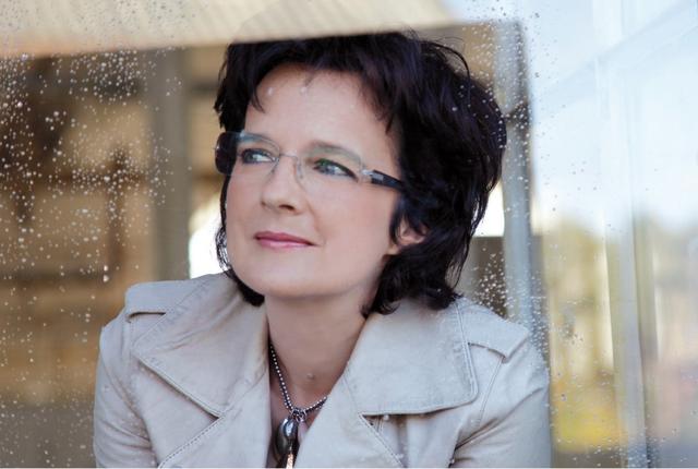 Monika Martin Hinter dem Fenster