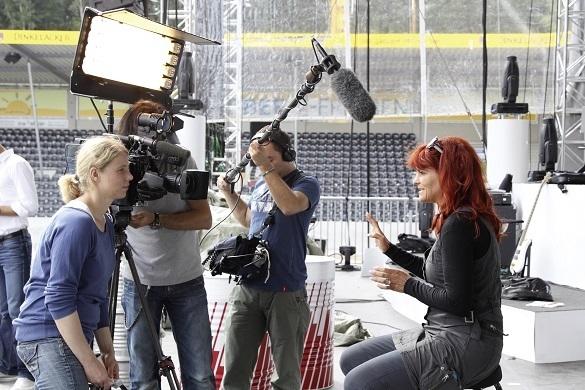 2012 transportierte der Mercedes-Bus noch Andrea Berg und ihr Team auf der „Abenteuer“-Tour – jetzt gelangte der fahrbare Untersatz in Neonazi-Besitz Andrea berg Tourbus Nazi