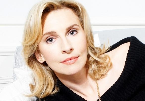 Eva Lind ist eine der Begleitungen des Moderators Günther Wewel. Ein Glück, hat man eine solche Frau an seiner Seite. Kein schöner Land: Heute im TV! Eva Lind - Kein schöner Land