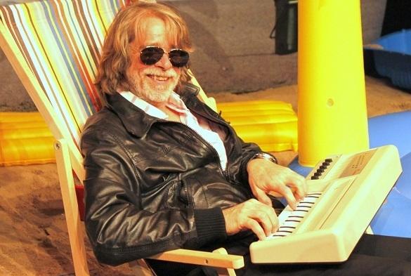 Helge Schneider: Der lustige Entertainer hat es einfach drauf. Wer hier nicht lacht, hat selber Schuld! Helge Schneider