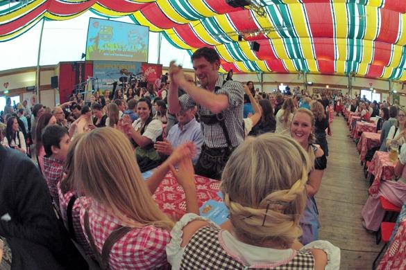 Die Naturburschen von voXXclub überraschten die Besucher auf dem Frühlingsfest! voXXclub Flashmob Hippodrom