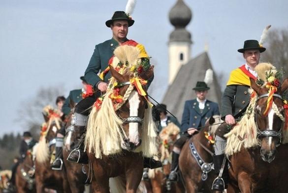 Traunstein, nahe des Chiemsees ist ein Paradies für Touristen. Die tolle Mischung aus Landwirtschaft, Alpenpanorama, Seen und einem romantischen Stadtzentrum macht die Stadt zu etwas ganz Besonderem. Bayerntour Traunstein