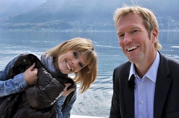 Francine Jordi ist nicht der einzige Star bei eine „Musikalische Reise an den Lago Maggiore“. Aber ihr scheint das Gespräch am See schon richtig Spaß zu machen. Francine Jordi