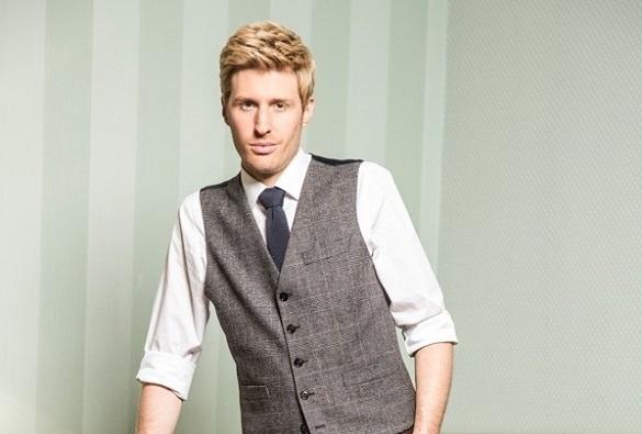 Moderator Maxi Arland wird in Das ABC der Volksmusik zum Lehrer. Maxi Arland ABC Volksmusik