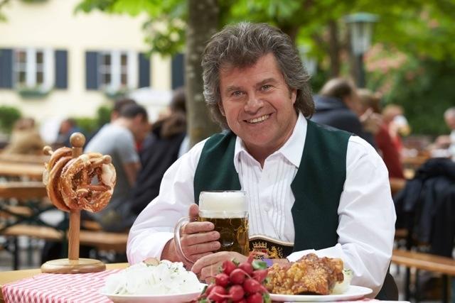 Schaut er nicht lieb aus? Andy Borg schaut einfach fesch in der Tracht aus - so schmeckt das Bier gleich besser! Musikantenstadl 2013 Ingolstadt