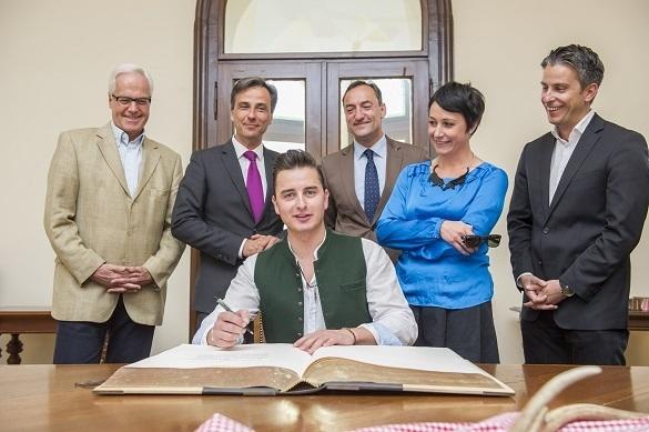 Bei der Ehrung waren unter anderem der amtierende Bürgermeister Siegfried Nagl und seine Stellvertreterin Martina Stöck anwesend. ANdreas Gabalier
