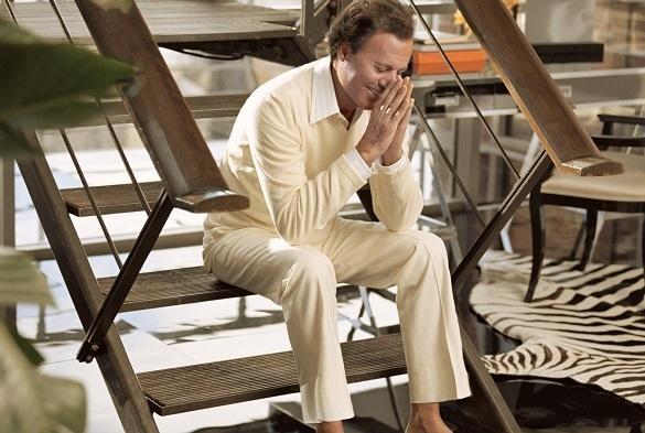 Der Schmusesänger Julio Iglesias präsentiert auf seinem Best-of Album "Se Tornassi" seine schönsten Songs. Julio Iglesias Best-of