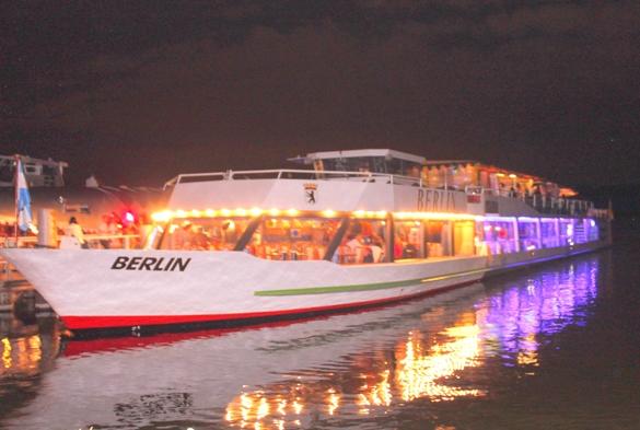 Bis in die frühen Morgenstunden feierten die Berliner. Bis zum Sonnenaufgang wurde zur Schlagermusik getanzt! Schlagermove Bootparty Berlin