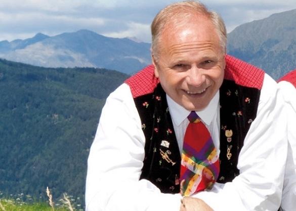 Walter Mauroner betreut den Kastelruther Spatzenladen. Hier gibt's alles für die Spatzen-Fans! Walter Mauroner Kastelruther Spatzen
