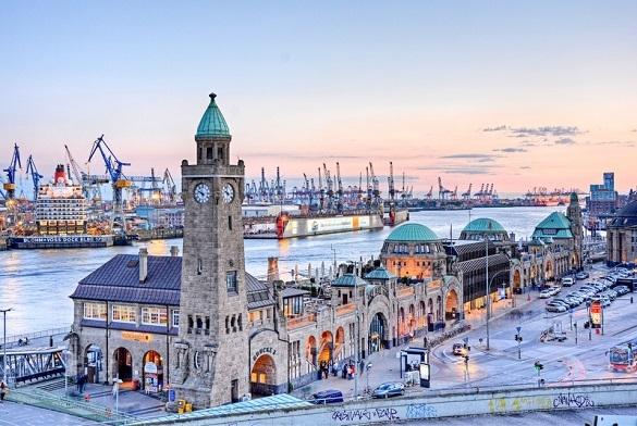 Zu den bekanntesten Attraktionen in Hamburg zählen der Hafen und die Landungsbrücken. Hamburg Tipps Schlagermove Sehenswertes