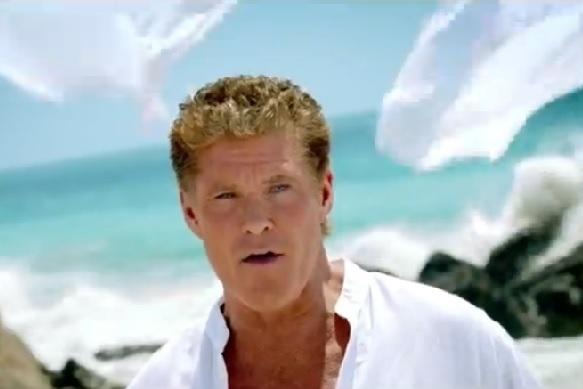 Am Strand von Malibu einen Eiskaffee schlürfen. David Hasselhoff verdient damit sogar Geld! David Hasselhoff Werbung