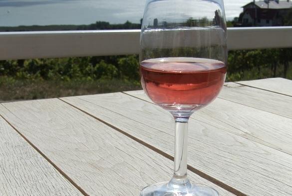 Am schönen Strand von Mallorca lässt es sich Florian Silbereisen gut gehen. Wein Glas