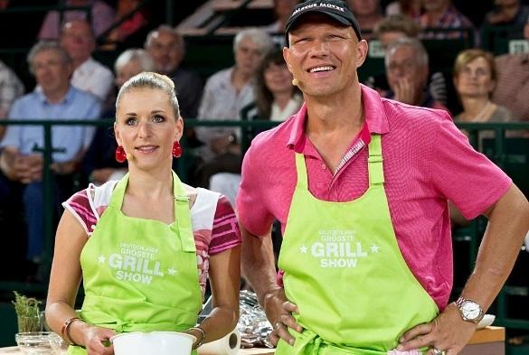 Hier muss die Volksmusikerin zeigen was sie kann: Im ZDF geht es heute um die Grill-Wurst! Stefanie Hertel Axel Schulz ZDF