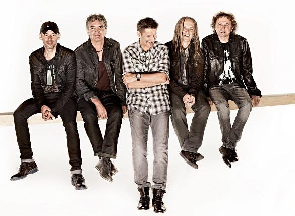 Hartmut Engler und seine Bandkollegen sind seit mehr als 30 Jahren im Musikgeschäft! Mit deutscher Musik begeistern sie die Fans. Pur deutsche Musik
