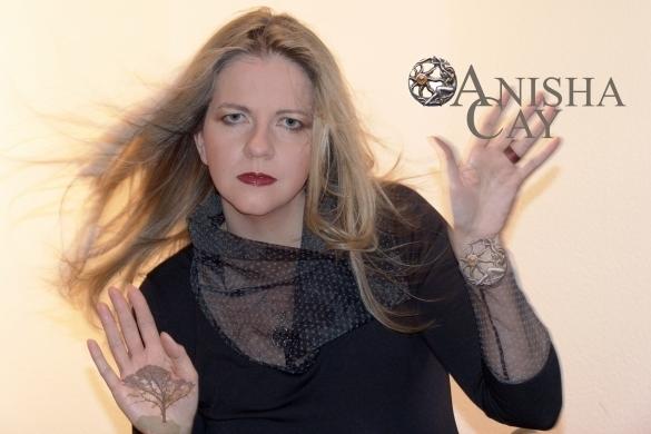 Anisha Cay ist schon lange in der Musik beheimatet. Mit ihrem ganz eigenen Stil verwirklicht sie sich selbst. Anisha Cay