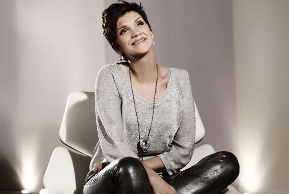 Nach ihrem tragischen Unfall beweist Anna-Maria Zimmermann mit ihren neuen Songs neuen Lebensmut und pure Lebensfreude! Anna-Maria Zimmermann Songs