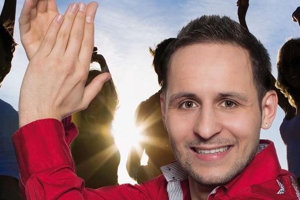 Der sympathische Musiker ist schon seit seiner Kindheit mit der Musik vertraut! Auch mit namhaften Künstlern stand er schon gemeinsam auf der Bühne! Michele Joy