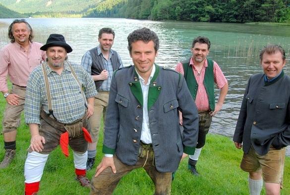 Seit 20 Jahren stehen sie für echten Rock: Die Alpenrebellen. Ihr neues Album krönt mit 19 Hits ihr langes Jubiläum! Alpenrebellen rebellische Jahre