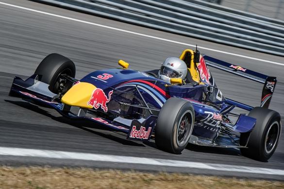 Der Red Bull-Renault steht Andreas Gabalier bei den World Series gut! Andreas Gabalier World Series