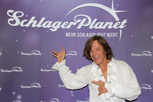 Jürgen Drews posierte bei der Schlagernacht auf Schalke 2013 vor der SchlagerPlanet-Fotowand. Schlagernacht auf Schalke Jürgen Drews
