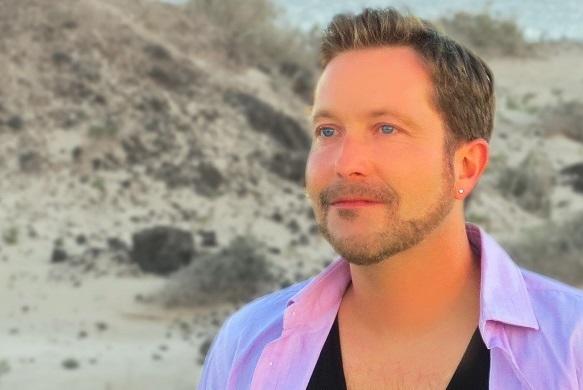 Alex Straub hat bereits Jürgen Drews von sich überzeugt und seine Fans stehen ebenfalls hinter ihm. Jetzt hofft er erneut auf den Nummer 1-Titel. Alex Straub