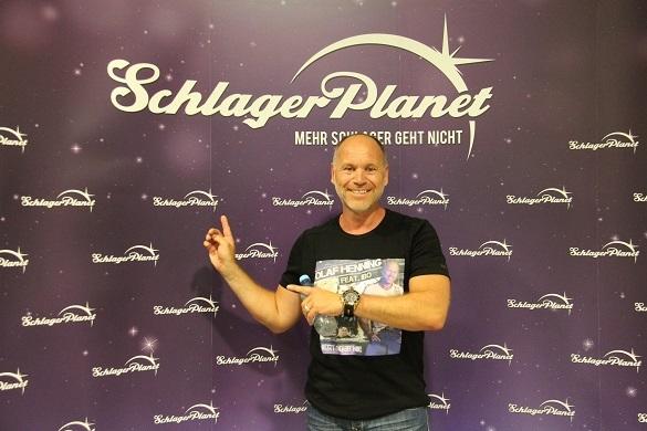 Olaf Henning erzählt dem SchlagerPlanet-Team einige interessante News. Besonders interessant ist sein Kommentar zu seinem neuen Album feat. IBO. Olaf Henning Schlagernacht Schalke