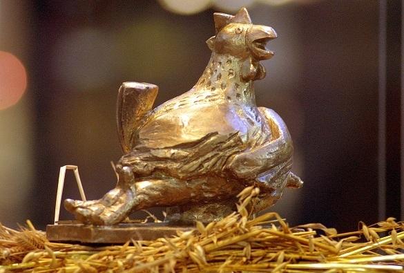 Da sitzt das 3,5 Kilo schwere Federvieh. Ob Florian Silbereisen ein Exemplar mit nach Hause nehmen darf und „Goldene Henne“ Sieger wird? Goldene Henne 2013