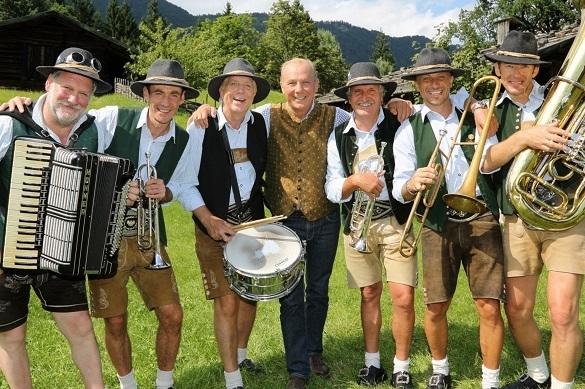 „Melodien der Berge“ ist DIE Sendung für Fans von purer Romantik und Idylle. Außerdem sind immer jede Menge Stars mit dabei! Melodien der Berge Brixtal