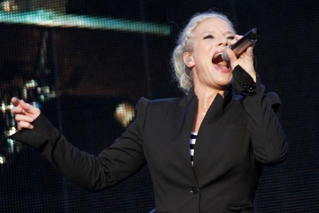 Sie gibt bei jedem Konzert - auch in Berlin natürlich - Vollgas. Eine Knallerfrau voller Überraschungen! Ina Müller Berlin Konzert