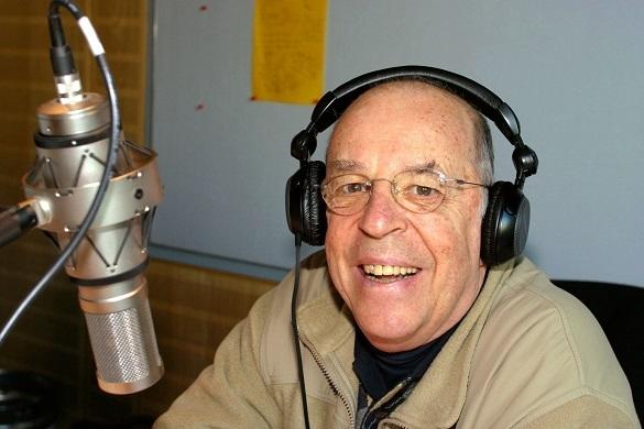 So kannten wir Chris Howland - am Mikrofon. Chris Howland