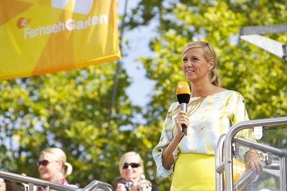 Andrea Kiewel freut sich, Hansi Hinterseer am Sonntag im ZDF-Fernsehgarten begrüßen zu dürfen. ZDF-Fernsehgarten Andrea Kiewel