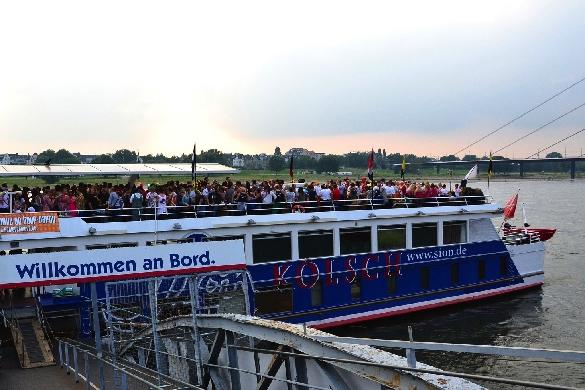 Die „Schlagermove Bootparty“. Gemütlich über das Wasser schippern und dabei mit den schönsten Schlagern feiern und durch die Nacht tanzen. Schlagermove Bootparty Rüdesheim Gewinnspiel