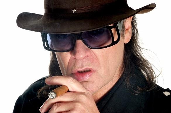 Udo Lindenberg mit Hut und Sonnenbrille. Zigarre rauchen tut er auch. Udo Lindenberg Sonnenbrille