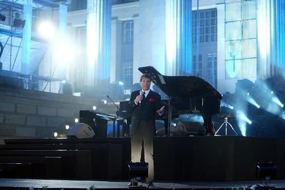Udo Jürgens hat während seiner gesamten Karriere unzählige Songs veröffentlicht. Die meisten von Udo Jürgens' Songtexten sind gesellschaftskritisch und humorvoll. Udo Jürgens Songtexte