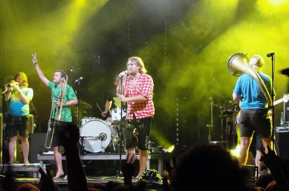 LaBrassBanda fetzen auf der Bühne! LaBrassBanda